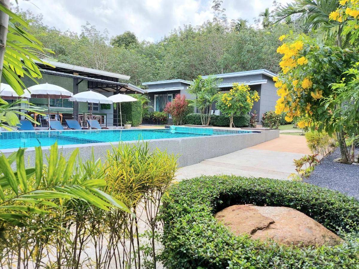 The Herbal Khao Lak Esterno foto